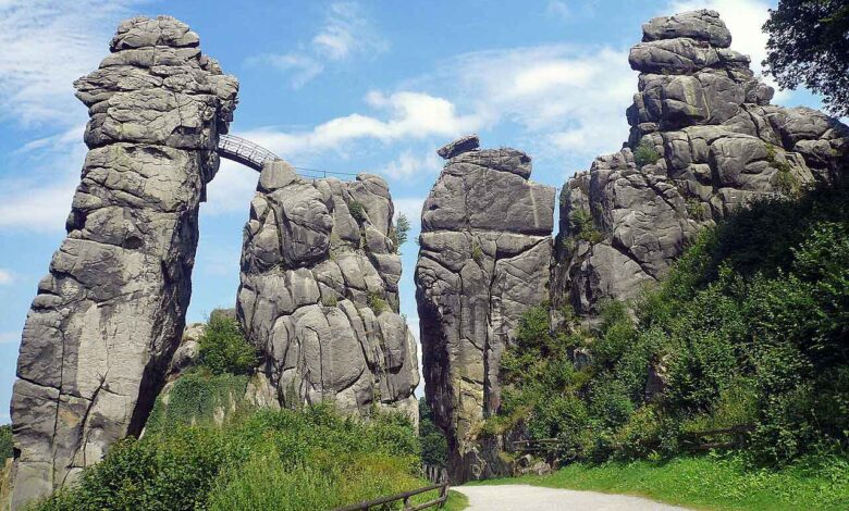 Teilansicht der Externsteine, einer markanten Sandstein-Felsformation im Teutoburger Wald. Sie befinden sich bei Horn-Bad Meinberg im Kreis Lippe und sind eine herausragende Natursehenswürdigkeit in Deutschland. (Foto: Rainer Lipper/Wikimedia)