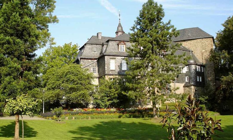 Oberes Schloss in Siegen. Blick aus dem Schlossgarten (Museumswiese) auf die östliche Seite des Schlosses. (Foto: Bob Ionescu/Wikipedia)