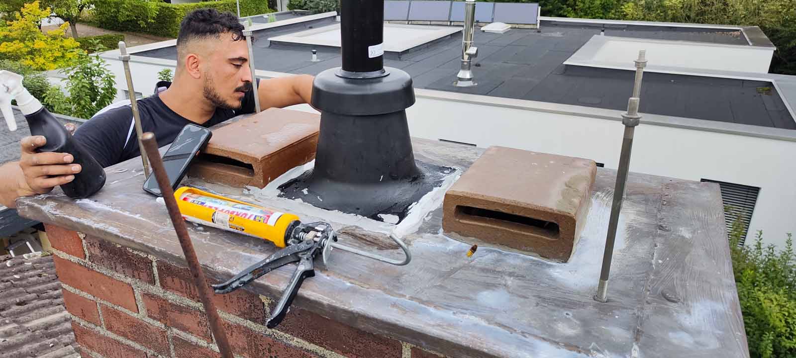 Tief entspannte Hornissen und Handwerker treffen aufeinander. Man kommt konfliktfrei miteinander aus. (Foto: Klaus Maresch)