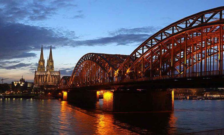 Kölner Hohenzollernbrücke mit Dom in der Blauen Stunde (Foto: Thomas Wolf, www.foto-tw.de / Wikimedia Commons / CC BY-SA 3.0)