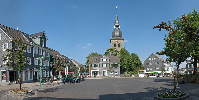 Der Marktplatz in Radevormwald im Oberbergischen Kreis (Foto: Hans Peter Schaefer/Wikimedia)