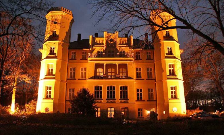 Schloss Schwansbell, Lünen, bei Nacht (Foto: Oliver Krüger/Wikipedia)