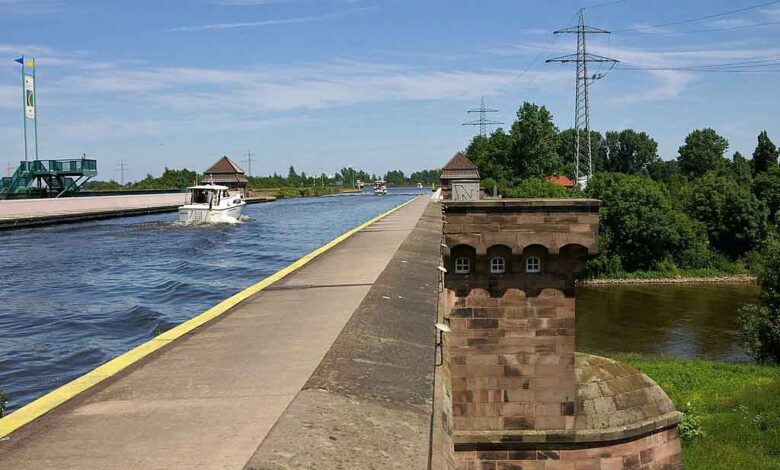 Beim Wasserstraßenkreuz Minden bei Minden überquert der Mittellandkanal die Weser. Links von der hier dargestellten alten Trogbrücke existiert mittlerweile eine neue Brücke für die reguläre Überfahrt. (Foto: Brego/Wikimedia)