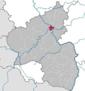 Die kreisfreie Stadt Koblenz grenzt im Nordosten an den Westerwaldkreis (Simmern und Eitelborn), im Osten an den Rhein-Lahn-Kreis (Lahnstein, Fachbach und Miellen) und im Süden, Westen und Norden an den Landkreis Mayen-Koblenz (Rhens, Waldesch, Dieblich, Winningen, Kobern-Gondorf, Mülheim-Kärlich, Kaltenengers, Urmitz, St. Sebastian, Bassenheim, Niederwerth, Vallendar, Bendorf und Urbar). Im Norden grenzt der Landkreis Neuwied sowie im Süden der Rhein-Hunsrück-Kreis an die Stadt. Die kreisfreie Stadt Koblenz grenzt im Nordosten an den Westerwaldkreis (Simmern und Eitelborn), im Osten an den Rhein-Lahn-Kreis (Lahnstein, Fachbach und Miellen) und im Süden, Westen und Norden an den Landkreis Mayen-Koblenz (Rhens, Waldesch, Dieblich, Winningen, Kobern-Gondorf, Mülheim-Kärlich, Kaltenengers, Urmitz, St. Sebastian, Bassenheim, Niederwerth, Vallendar, Bendorf und Urbar). Im Norden grenzt der Landkreis Neuwied sowie im Süden der Rhein-Hunsrück-Kreis an die Stadt.