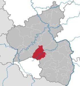 Die Nahe fließt von Westen nach Osten durch den südlichen Teil des Kreises Birkenfeld. Die Gegend nördlich des Flusses wird vom Mittelgebirge Hunsrück bestimmt, dessen höchster Punkt der Erbeskopf mit 816 m ü. NHN ist. Im südlichen Kreisgebiet, Westrich, liegt der Truppenübungsplatz Baumholder, bei dessen Anlegung 14 Gemeinden mit etwa 4000 Einwohnern umgesiedelt werden mussten. Der Landkreis grenzt im Uhrzeigersinn im Westen beginnend an die Landkreise Trier-Saarburg, Bernkastel-Wittlich, Rhein-Hunsrück-Kreis, Bad Kreuznach und Kusel (alle in Rheinland-Pfalz). Im Süden grenzt er an den Landkreis St. Wendel (im Saarland). Die Nahe fließt von Westen nach Osten durch den südlichen Teil des Kreises Birkenfeld. Die Gegend nördlich des Flusses wird vom Mittelgebirge Hunsrück bestimmt, dessen höchster Punkt der Erbeskopf mit 816 m ü. NHN ist. Im südlichen Kreisgebiet, Westrich, liegt der Truppenübungsplatz Baumholder, bei dessen Anlegung 14 Gemeinden mit etwa 4000 Einwohnern umgesiedelt werden mussten. Der Landkreis grenzt im Uhrzeigersinn im Westen beginnend an die Landkreise Trier-Saarburg, Bernkastel-Wittlich, Rhein-Hunsrück-Kreis, Bad Kreuznach und Kusel (alle in Rheinland-Pfalz). Im Süden grenzt er an den Landkreis St. Wendel (im Saarland).