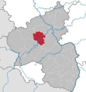 Der LandLandkreis Cochem-Zell liegt mittig im nördlichen Rheinland-Pfalz und ist dünn besiedelt. Mittig durch das Kreisgebiet fließt die Mosel. Nördlich des Flusses befindet sich die Eifel, südlich davon der Hunsrück. Das Kreisgebiet ist etwa zur Hälfte mit Wald bedeckt. Der Landkreis grenzt im Uhrzeigersinn im Norden beginnend an die Landkreise Mayen-Koblenz, Rhein-Hunsrück-Kreis, Bernkastel-Wittlich und Vulkaneifel. Der LandLandkreis Cochem-Zell liegt mittig im nördlichen Rheinland-Pfalz und ist dünn besiedelt. Mittig durch das Kreisgebiet fließt die Mosel. Nördlich des Flusses befindet sich die Eifel, südlich davon der Hunsrück. Das Kreisgebiet ist etwa zur Hälfte mit Wald bedeckt. Der Landkreis grenzt im Uhrzeigersinn im Norden beginnend an die Landkreise Mayen-Koblenz, Rhein-Hunsrück-Kreis, Bernkastel-Wittlich und Vulkaneifel.