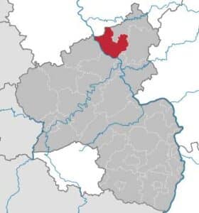 Der Landkreis Neuwied grenzt im Uhrzeigersinn im Norden beginnend an den Rhein-Sieg-Kreis (in Nordrhein-Westfalen) sowie an die Landkreise Altenkirchen (Westerwald), Westerwaldkreis, Mayen-Koblenz und Ahrweiler (alle in Rheinland-Pfalz). Der Landkreis Neuwied grenzt im Uhrzeigersinn im Norden beginnend an den Rhein-Sieg-Kreis (in Nordrhein-Westfalen) sowie an die Landkreise Altenkirchen (Westerwald), Westerwaldkreis, Mayen-Koblenz und Ahrweiler (alle in Rheinland-Pfalz).