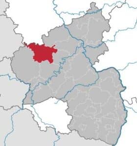 Der Landkreis Vulkaneifel liegt im westlichen Teil der gleichnamigen Region mit Höhenlagen zwischen 150 und 700 m. Bedingt durch den früheren Vulkanismus sind zahlreiche Mineralquellen (Sauerbrunnen) entstanden. Die Kyll durchfließt das Kreisgebiet in Nord-Süd-Richtung. Ferner durchziehen das Kreisgebiet die Deutsche Wildstraße, die Deutsche Vulkanstraße sowie der Eifelsteig. Der Landkreis Vulkaneifel grenzt im Uhrzeigersinn im Norden beginnend an den Kreis Euskirchen (in Nordrhein-Westfalen) und an die Landkreise Ahrweiler, Mayen-Koblenz, Cochem-Zell, Bernkastel-Wittlich und Eifelkreis Bitburg-Prüm. Bei der Ortsgemeinde Ormont reicht das Kreisgebiet bis auf etwa 250 Meter an Belgien heran, hat mit diesem jedoch wegen eines Landzipfels von Nordrhein-Westfalen keine gemeinsame Grenze. Der Landkreis Vulkaneifel liegt im westlichen Teil der gleichnamigen Region mit Höhenlagen zwischen 150 und 700 m. Bedingt durch den früheren Vulkanismus sind zahlreiche Mineralquellen (Sauerbrunnen) entstanden. Die Kyll durchfließt das Kreisgebiet in Nord-Süd-Richtung. Ferner durchziehen das Kreisgebiet die Deutsche Wildstraße, die Deutsche Vulkanstraße sowie der Eifelsteig. Der Landkreis Vulkaneifel grenzt im Uhrzeigersinn im Norden beginnend an den Kreis Euskirchen (in Nordrhein-Westfalen) und an die Landkreise Ahrweiler, Mayen-Koblenz, Cochem-Zell, Bernkastel-Wittlich und Eifelkreis Bitburg-Prüm. Bei der Ortsgemeinde Ormont reicht das Kreisgebiet bis auf etwa 250 Meter an Belgien heran, hat mit diesem jedoch wegen eines Landzipfels von Nordrhein-Westfalen keine gemeinsame Grenze.