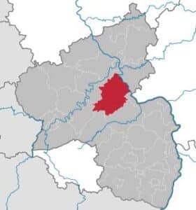 Der Rhein-Hunsrück-Kreis grenzt im Uhrzeigersinn im Norden beginnend an die Landkreise Mayen-Koblenz, Rhein-Lahn-Kreis, Mainz-Bingen, Bad Kreuznach, Birkenfeld, Bernkastel-Wittlich und Cochem-Zell. Der Rhein-Hunsrück-Kreis grenzt im Uhrzeigersinn im Norden beginnend an die Landkreise Mayen-Koblenz, Rhein-Lahn-Kreis, Mainz-Bingen, Bad Kreuznach, Birkenfeld, Bernkastel-Wittlich und Cochem-Zell.