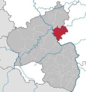 Der Landkreis umfasst einerseits die Landschaft rechts des Mittelrheins zwischen den Städten Kaub und Lahnstein (etwa Stromkilometer 544 bis 587) und andererseits die Ausläufer des südlichen Westerwalds, des nordwestlichen Taunus und des westlichen Hintertaunus, wo er mit etwa 530 m ü. NN seine größte Höhe (beim Römerkastell Holzhausen an der Haide am Grauen Kopf) erreicht. Größter Fluss ist neben dem Rhein die Lahn, die von Limburg an der Lahn kommend den Kreis von Nordosten in westliche Richtung durchfließt und bei Lahnstein in den Rhein mündet. Für die deutsche Territorialgeschichte bedeutende Siedlungen im Kreisgebiet sind die Städte Nassau und Katzenelnbogen. Der Rhein-Lahn-Kreis grenzt im Uhrzeigersinn im Nordosten beginnend an die Landkreise Limburg-Weilburg und Rheingau-Taunus-Kreis (beide in Hessen) sowie an die Landkreise Mainz-Bingen, Rhein-Hunsrück-Kreis und Mayen-Koblenz, an die kreisfreie Stadt Koblenz und an den Westerwaldkreis. Der Landkreis umfasst einerseits die Landschaft rechts des Mittelrheins zwischen den Städten Kaub und Lahnstein (etwa Stromkilometer 544 bis 587) und andererseits die Ausläufer des südlichen Westerwalds, des nordwestlichen Taunus und des westlichen Hintertaunus, wo er mit etwa 530 m ü. NN seine größte Höhe (beim Römerkastell Holzhausen an der Haide am Grauen Kopf) erreicht. Größter Fluss ist neben dem Rhein die Lahn, die von Limburg an der Lahn kommend den Kreis von Nordosten in westliche Richtung durchfließt und bei Lahnstein in den Rhein mündet. Für die deutsche Territorialgeschichte bedeutende Siedlungen im Kreisgebiet sind die Städte Nassau und Katzenelnbogen. Der Rhein-Lahn-Kreis grenzt im Uhrzeigersinn im Nordosten beginnend an die Landkreise Limburg-Weilburg und Rheingau-Taunus-Kreis (beide in Hessen) sowie an die Landkreise Mainz-Bingen, Rhein-Hunsrück-Kreis und Mayen-Koblenz, an die kreisfreie Stadt Koblenz und an den Westerwaldkreis.