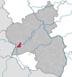 Trier liegt in der Mitte einer Talweitung des mittleren Moseltals mit dem Hauptteil am rechten Ufer des Flusses. Bewaldete und zum Teil mit Weinbergen besetzte Hänge steigen zu den Hochflächen des Hunsrücks im Südosten und der Eifel im Nordwesten an. Die Grenze zum Großherzogtum Luxemburg bei Wasserbillig ist etwa 15 km von der Stadtmitte entfernt. Die nächsten größeren Städte sind Luxemburg, etwa 50 km westlich, Saarbrücken, etwa 90 km südlich, Kaiserslautern, etwa 120 km südöstlich, und Koblenz, etwa 130 km nordöstlich, von Trier. Die kreisfreie Stadt Trier ist vollständig vom Landkreis Trier-Saarburg umschlossen. In unmittelbarer Nähe, nur wenige Kilometer entfernt, liegen der Eifelkreis Bitburg-Prüm und der Landkreis Bernkastel-Wittlich. Trier liegt in der Mitte einer Talweitung des mittleren Moseltals mit dem Hauptteil am rechten Ufer des Flusses. Bewaldete und zum Teil mit Weinbergen besetzte Hänge steigen zu den Hochflächen des Hunsrücks im Südosten und der Eifel im Nordwesten an. Die Grenze zum Großherzogtum Luxemburg bei Wasserbillig ist etwa 15 km von der Stadtmitte entfernt. Die nächsten größeren Städte sind Luxemburg, etwa 50 km westlich, Saarbrücken, etwa 90 km südlich, Kaiserslautern, etwa 120 km südöstlich, und Koblenz, etwa 130 km nordöstlich, von Trier. Die kreisfreie Stadt Trier ist vollständig vom Landkreis Trier-Saarburg umschlossen. In unmittelbarer Nähe, nur wenige Kilometer entfernt, liegen der Eifelkreis Bitburg-Prüm und der Landkreis Bernkastel-Wittlich.