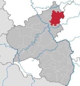 Der Westerwaldkreis grenzt im Uhrzeigersinn im Nordosten beginnend an den Kreis Siegen-Wittgenstein (in Nordrhein-Westfalen), an den Lahn-Dill-Kreis und den Landkreis Limburg-Weilburg (beide in Hessen) sowie an den Rhein-Lahn-Kreis, an die kreisfreie Stadt Koblenz und an die Landkreise Mayen-Koblenz, Neuwied und Altenkirchen (Westerwald) (alle in Rheinland-Pfalz). Der Westerwaldkreis grenzt im Uhrzeigersinn im Nordosten beginnend an den Kreis Siegen-Wittgenstein (in Nordrhein-Westfalen), an den Lahn-Dill-Kreis und den Landkreis Limburg-Weilburg (beide in Hessen) sowie an den Rhein-Lahn-Kreis, an die kreisfreie Stadt Koblenz und an die Landkreise Mayen-Koblenz, Neuwied und Altenkirchen (Westerwald) (alle in Rheinland-Pfalz).